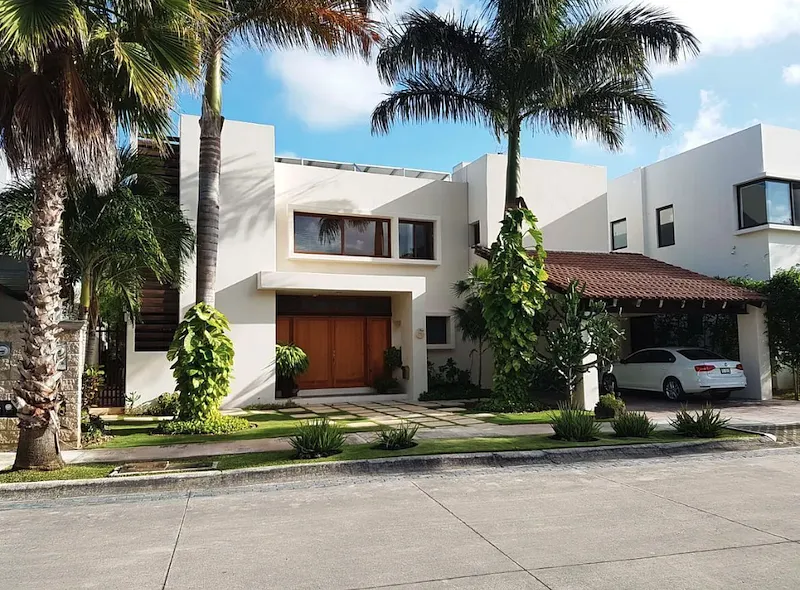 Exclusiva y Hermosa Casa en Renta con Alberca y Paneles Solares en Residencial Villa Magna